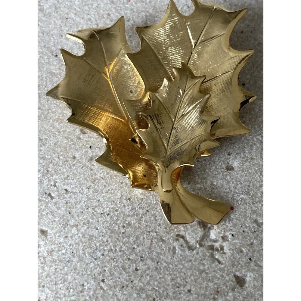 Vintage Gold Tone Maple Leaf Brooch Pin Textured Autumn Fall Leaves‎